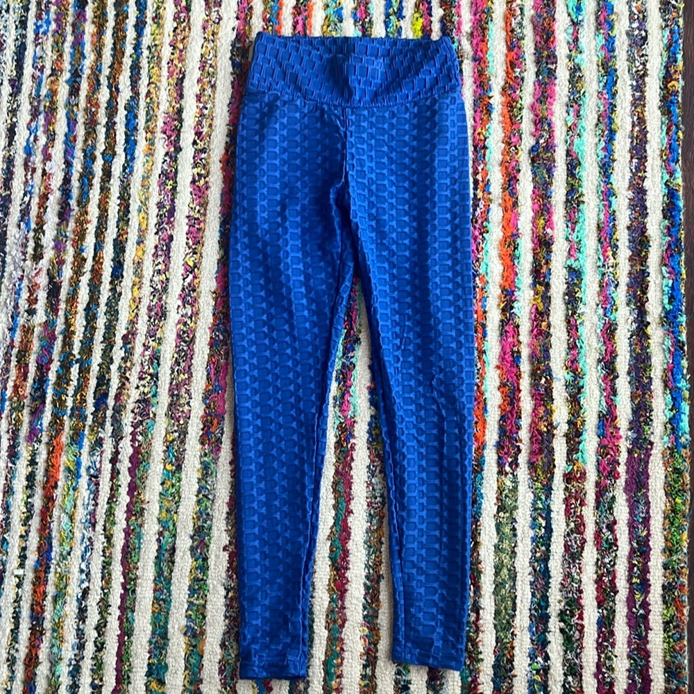 Small blue scrunch butt leggings